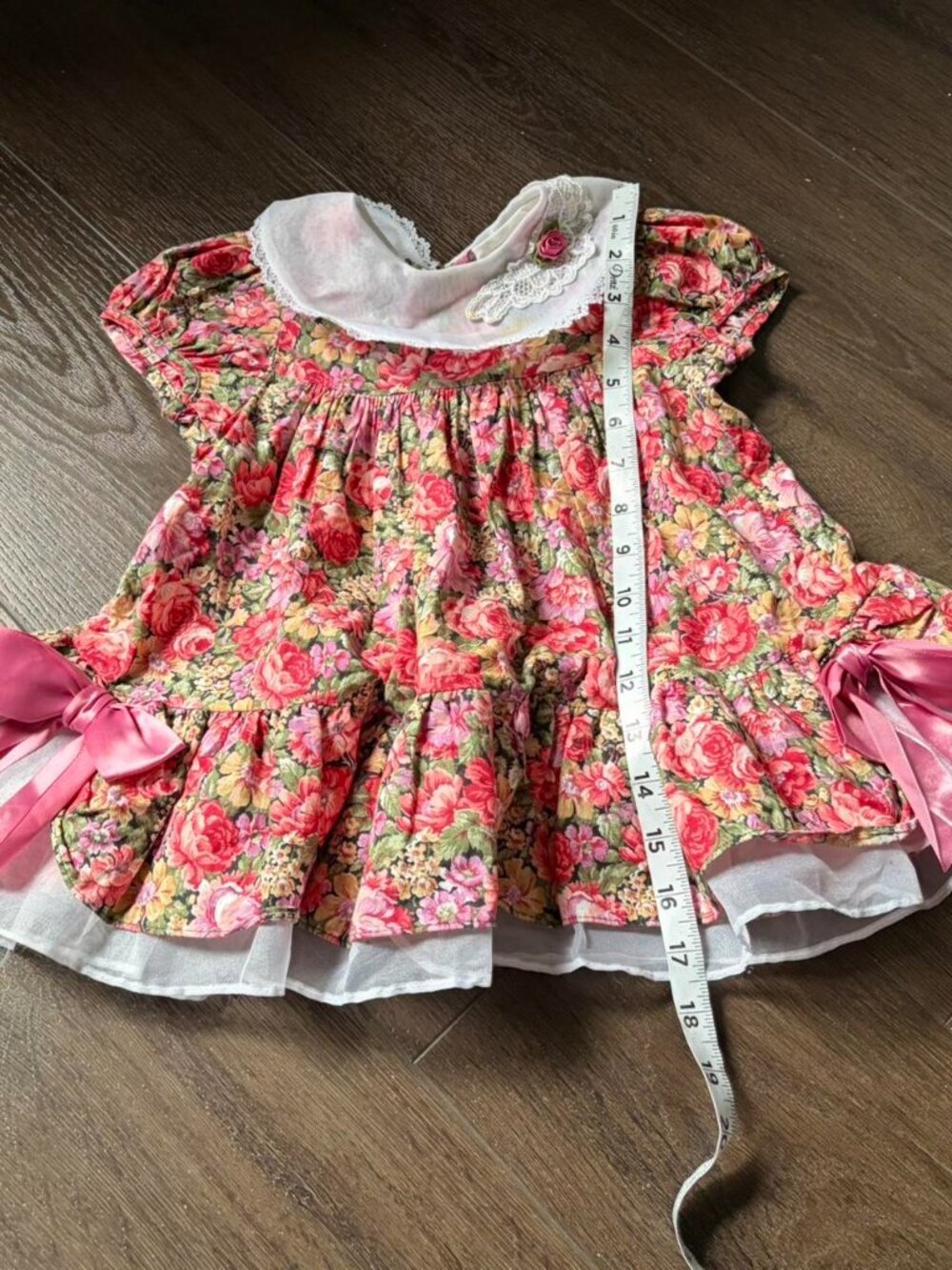Noir Paris pink floral baby dress with lace trim and ribbon bows, size 24m - Picture 7 of 7